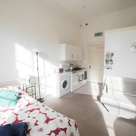 Lovely Studio Flat Berkeley Square Centre 아파트