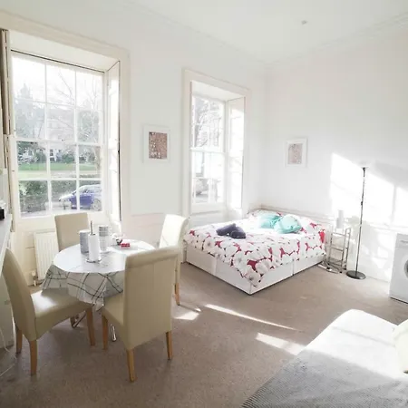 Lovely Studio Flat Berkeley Square Centre 布里斯托
