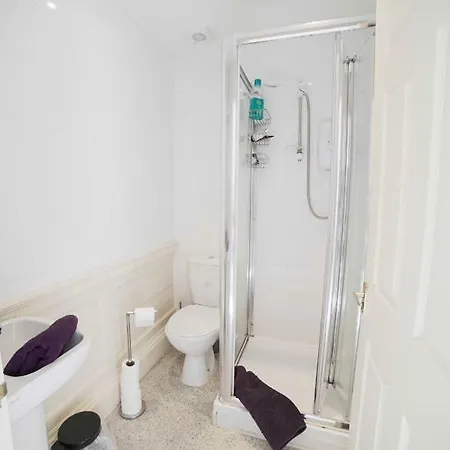 Lovely Studio Flat Berkeley Square Centre 아파트 *