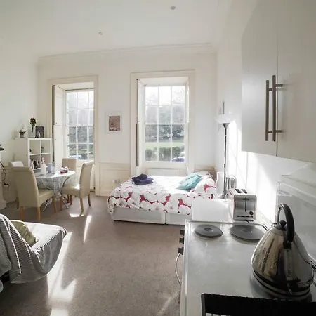 Apartman Lovely Studio Flat Berkeley Square Centre *